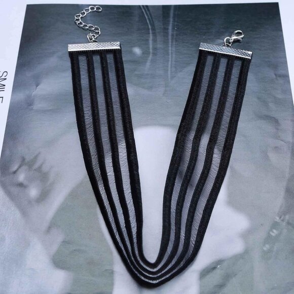 Retro Boho Black Lace Collar Necklace - Minimalist 90s Choker for All Occasions - Picture 4 of 7